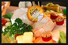 Käseplatte: Französischer Käse, Schmelzkäse mit Walnüssen, Butterflocken, Tomaten-Mozzarella-Kugeln